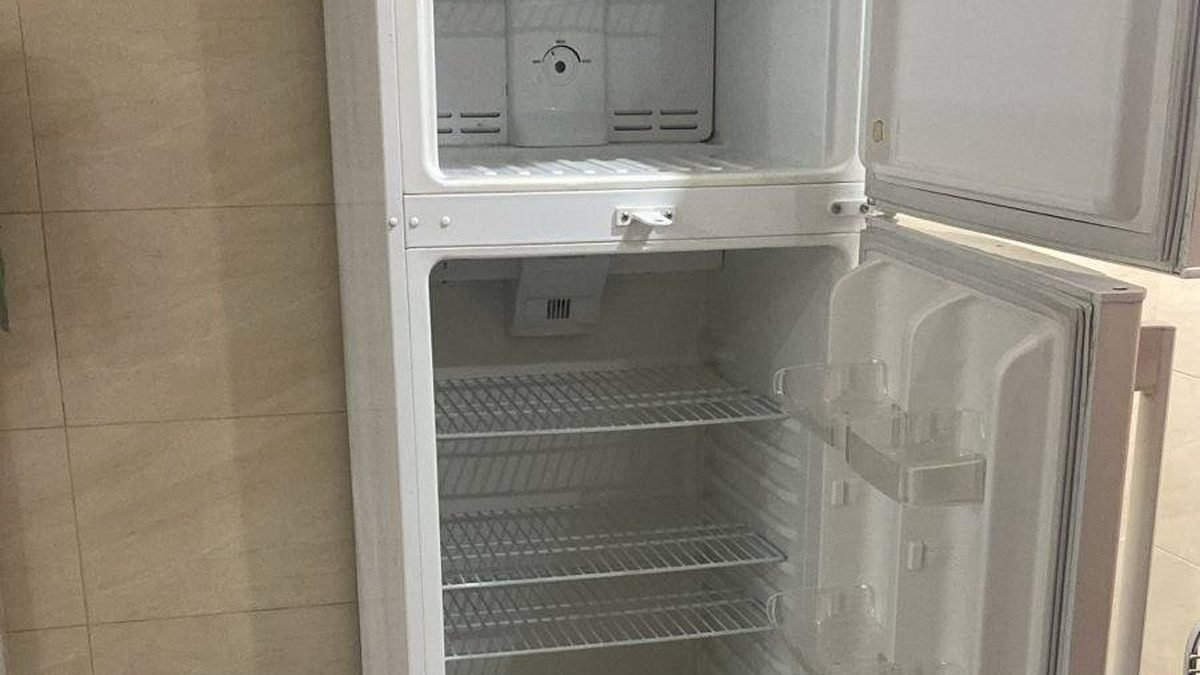 ثلاجة تسرّب ماء على الأرض في منزل بالكويت